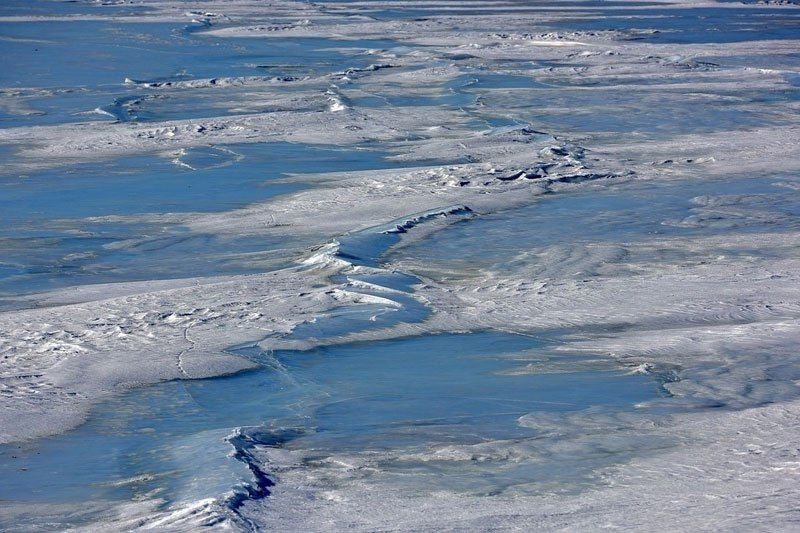 Сегодня днём в Новомосковске на реке два человека провалились под лед