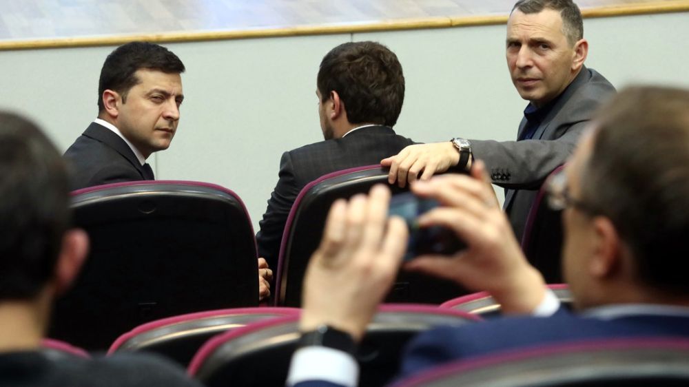 Большая чистка в верхах или скрытая эвакуация? Зеленский не пожалел даже старого друга