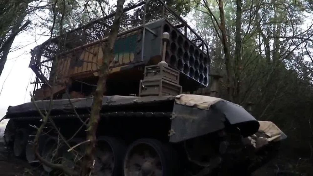 Владислав Шурыгин: Экипажи тяжелых огнеметных систем ТОС-1А "Солнцепек" ВДВ уничтожили замаскированные опорные пункты ВСУ с личным составом на правом берегу Днепра в Херсонской области