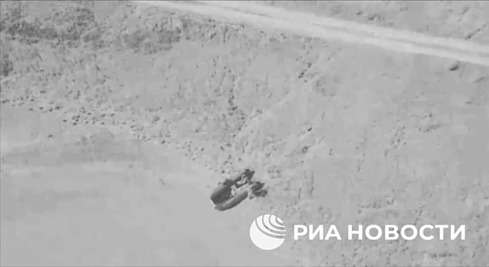 Олег Царёв: Наш разведывательный коптер снял видео, как двое украинских военных на правом берегу Днепра в Херсонской области расстреляли своих сослуживцев, положили тела убитых в резиновую лодку, оттолкнули её от берега и скрылись