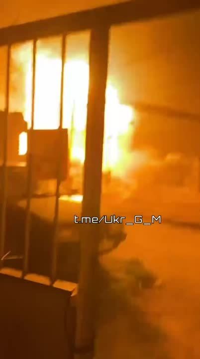 В Сети появилось видео ракетного удара по военному эшелону ВСУ на железнодорожной станции Синельниково в Днепропетровской области