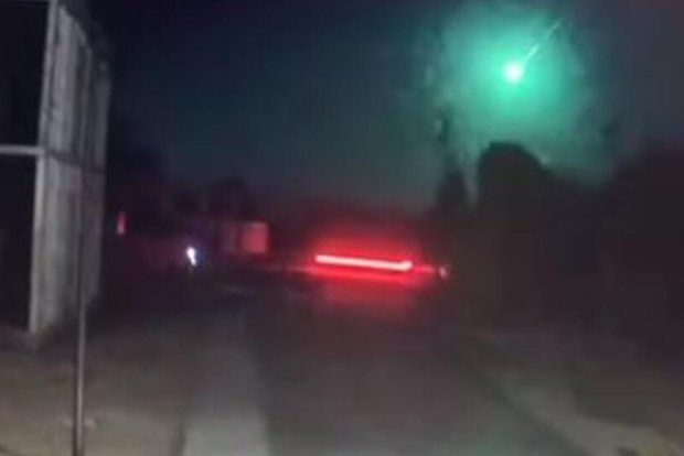 В небе над Украиной заметили яркую вспышку без взрывов. Что это могло быть?