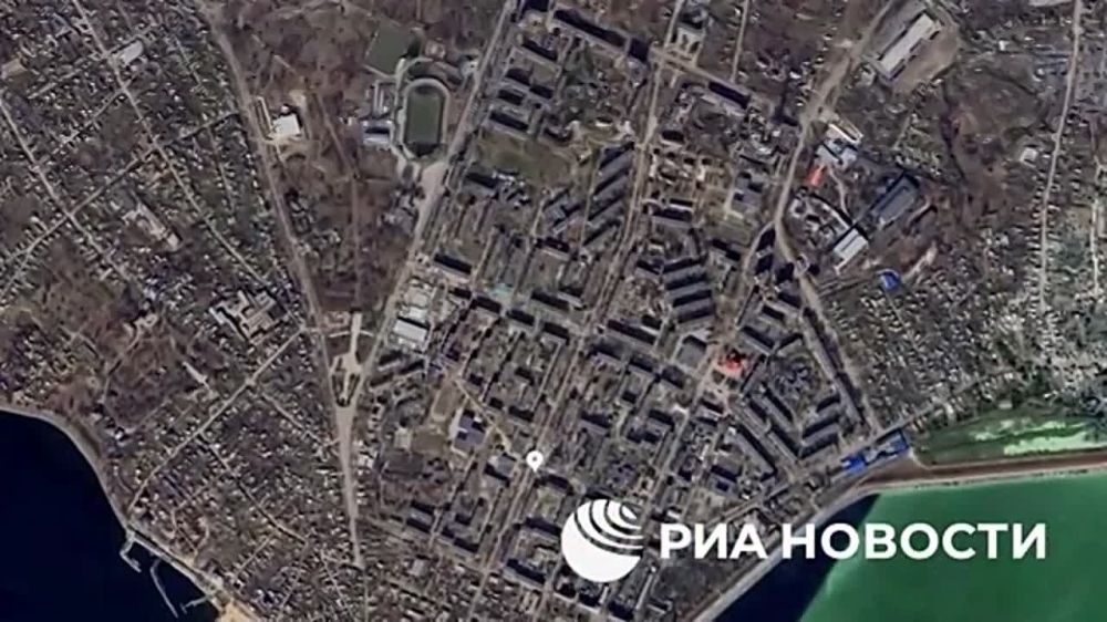 Военные-операторы БПЛА на запорожском направлении в честь Дня Победы сбросили георгиевские ленточки над Никополем, а в ночном небе над Запорожьем устроили праздничный салют, прикрепив к дронам не боеприпасы, а фейерверк