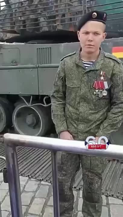 Герой России Иван Жарский c позывным ‘Писарь’, который подбил немецкий Leopard, американский Bradley и в составе подразделения шесть БМП-2, а также сдержал линию обороны во время наступления ВСУ под Пятихатками скоромно рассказывает про свои заслуги: