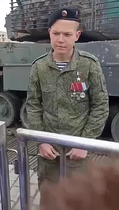 «Я на компьютере бумажки печатал. После в столовую перевели»: на видео скромный боец, Герой России Иван Жарский