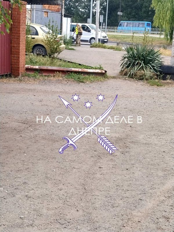 Душегубы и полицаи на остановке на выезде из Подгородного в сторону Днепропетровска