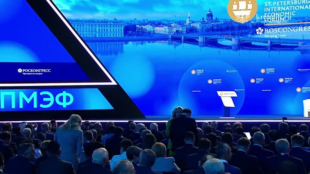 Владимир Путин принимает участие в пленарном заседании XXVII Петербургского международного экономического форума