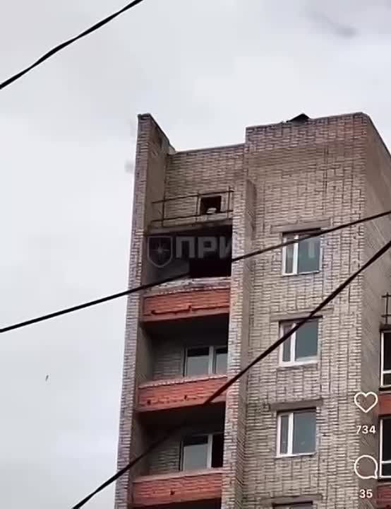 Видео вчерашнего прилёта Российского FPV-дрона по камере ВСУ, установленной на крыше одного из домов в Никополе, Днепропетровская область