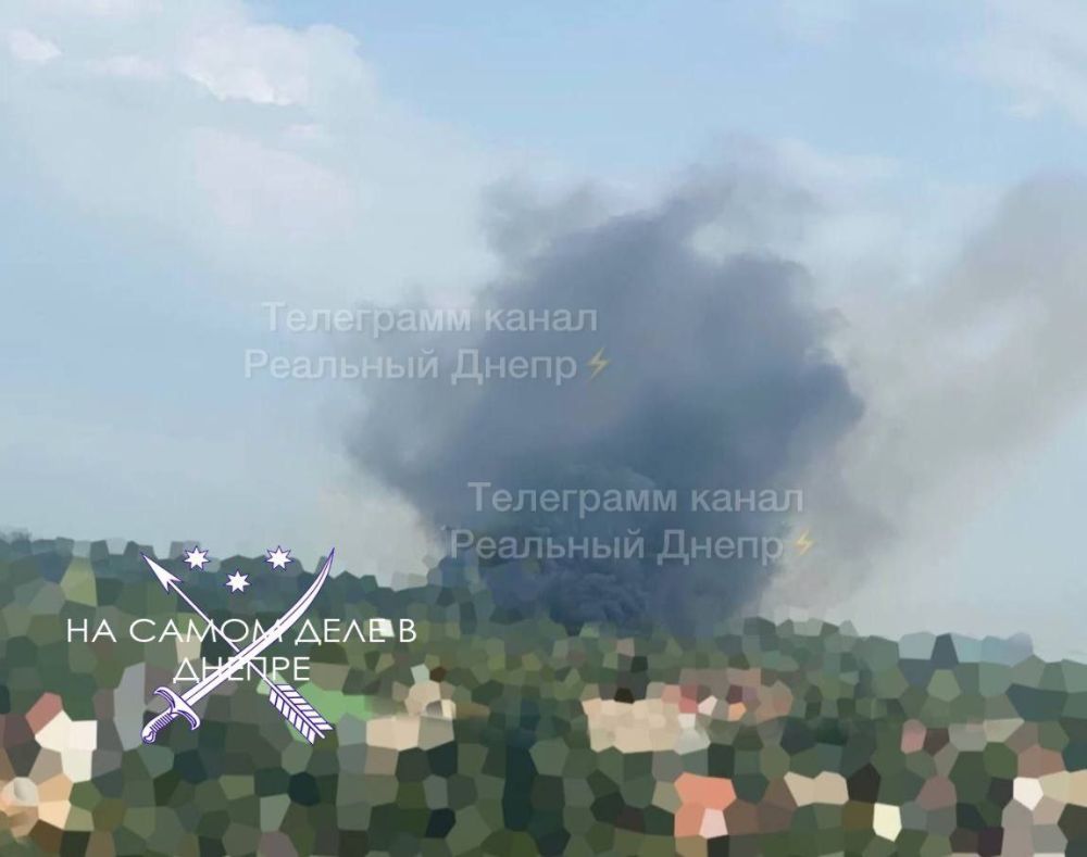 Ещё видео и фото. Сильный пожар возник после взрывов в Днепропетровской области