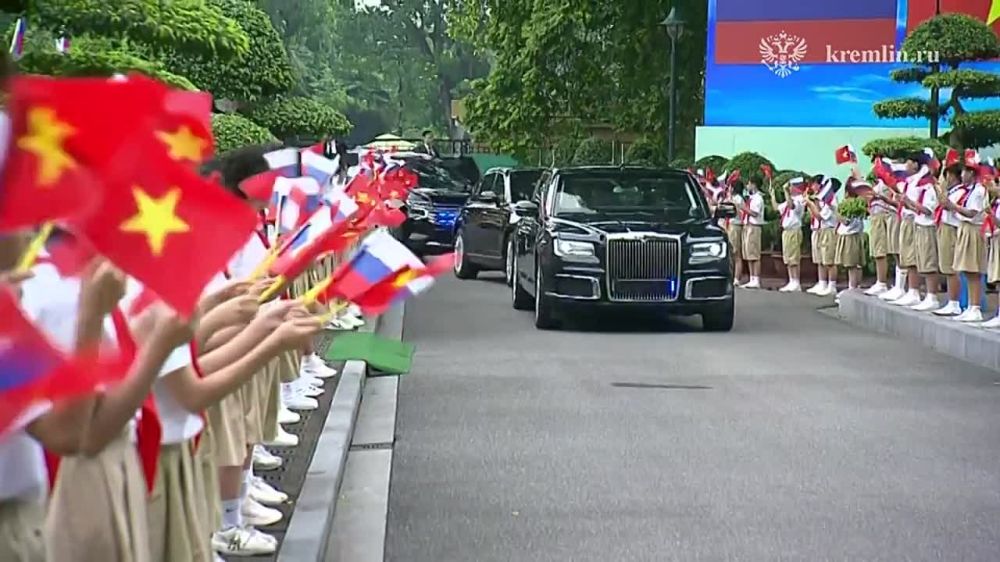 Владимир Путин прибыл в президентский дворец в Ханое