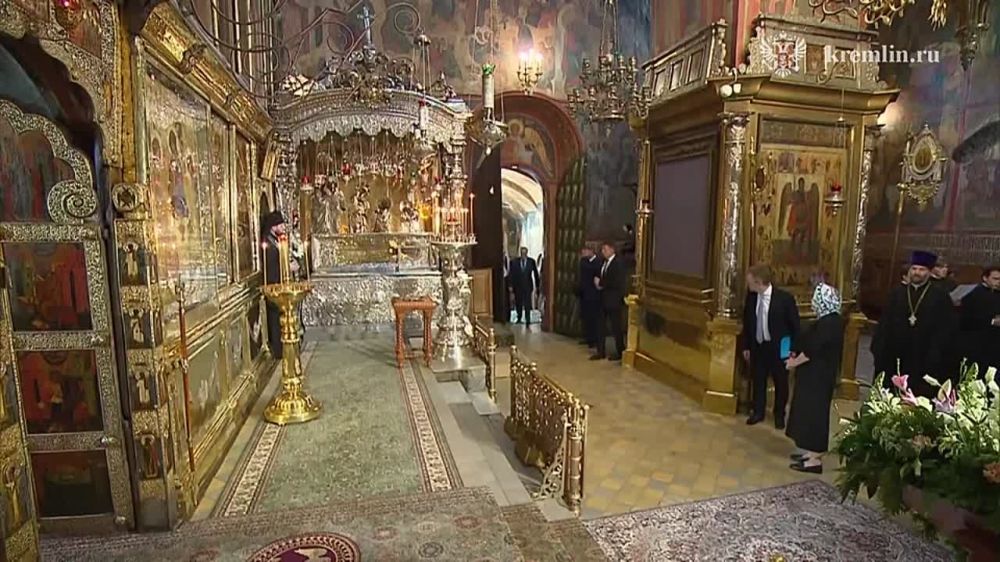 Владимир Путин посетил Троицкий собор, где находятся мощи основателя монастыря Сергия Радонежского и икона «Троица» Андрея Рублёва