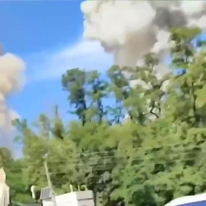 Олег Царёв: На первых двух видео Киев. ВКС РФ наносят удары по военным объектам. Одной из целей предположительно стал склад на военном заводе «Артем». Взрывы были также в районе аэропорта Жуляны