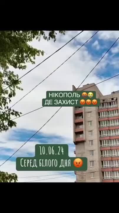 Что происходит на видео? Все очень просто, российский FPV-дрон с ювелирной точностью поражает разведывательное оборудование (комплекс наблюдения) на крыше жилого дома в г. Никополь Днепропетровской области