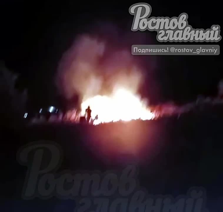 Олег Царёв: На двух видео — пожар в с. Несветай Ростовской области, где упал сбитый украинский дрон, вероятно, направлявшийся на аэродром в Морозовске