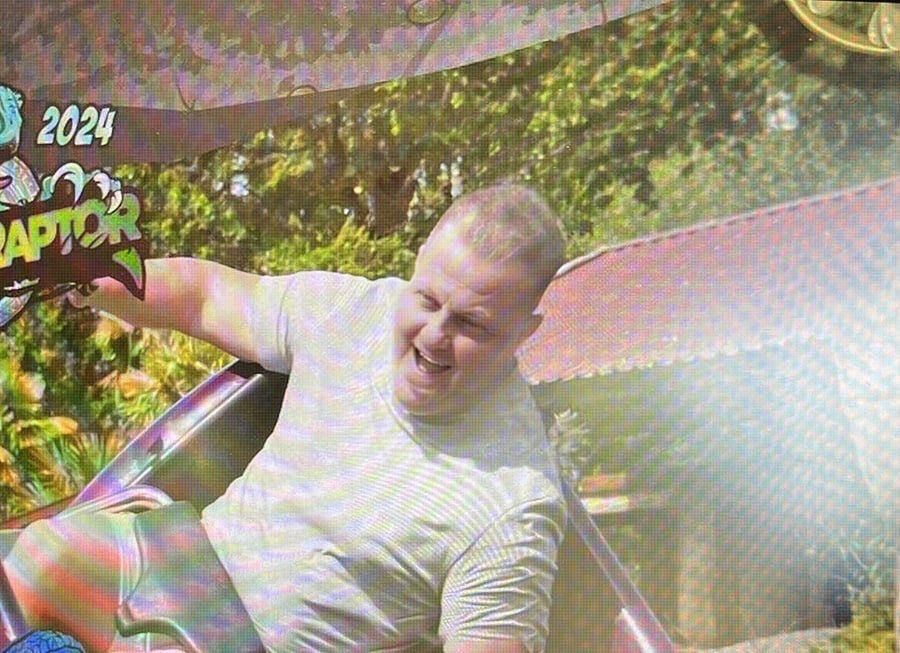 На фото якобы Валерий Залужный, он развлекается в парке аттракционов «Мир Свинки Пеппы» недалеко от Лондона