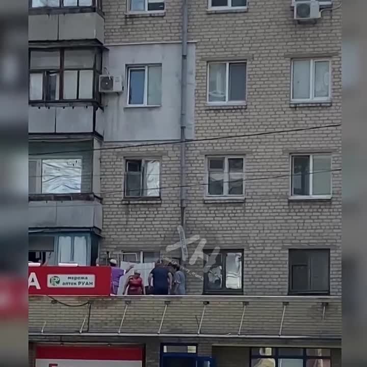 Дамочки в хорошем настроении устроили дискотеку на крыше магазина в Новомосковске