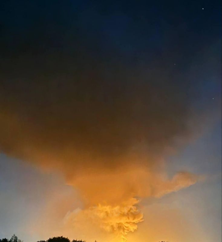 Неужели на Украине так мало НПЗ? Полыхает всего лишь склад ГСМ в Тернополе