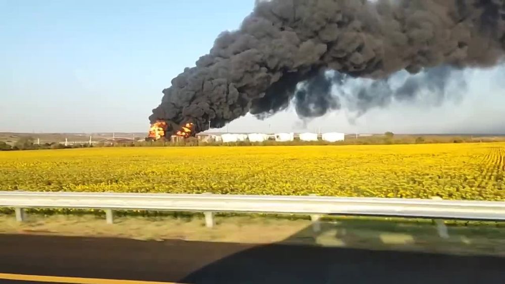 Олег Царёв: Прислали видео. Так сейчас выглядит пожар на нефтехранилище «Атлас» Росрезерва у Каменского, Ростовской области