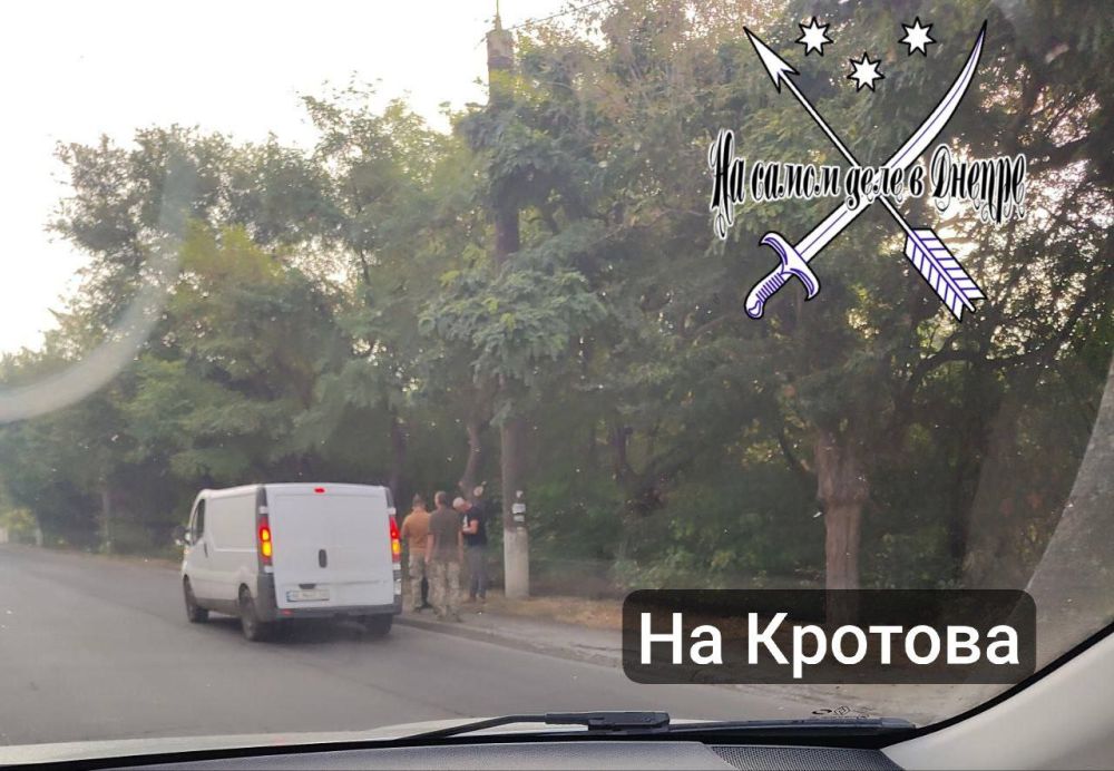 Журналистов приемка. Лоцманский спуск, ниже Мушкетёра, за кустом прячутся 5 людоедов . Зеленый Хюндай