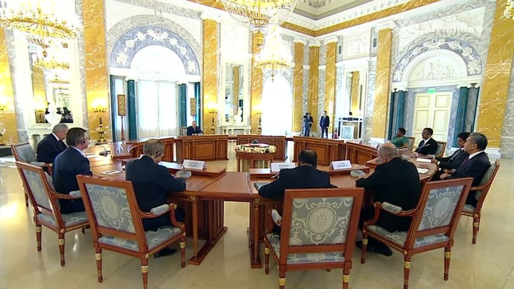 Президент России Владимир Путин на встрече с представителями БРИКС отметил, что в той или иной форме желание подключиться к работе объединения выразили 34 государства
