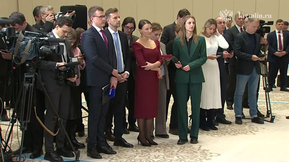 Владимир Путин отвечает на вопросы российских журналистов по итогам госвизита в Казахстан и саммита ОДКБ