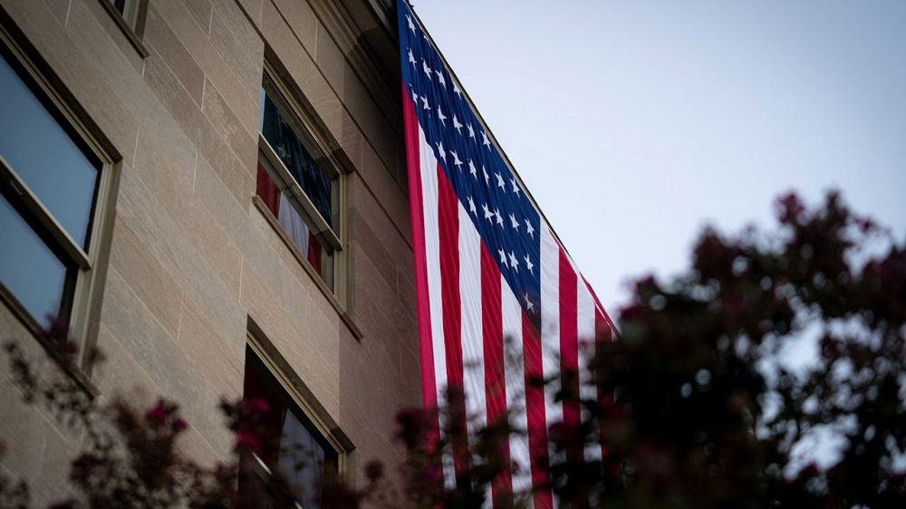 США = беззаконие: помиловать своих подельников у американских лидеров — нормальная практика, которой пользуются все президенты перед уходом, сказал «Звезде» политолог-американист Михаил Синельников-Оришак