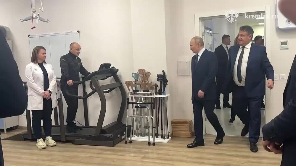 Владимир Путин прибыл в Центр инновационных технологий в ортопедии, где производятся протезы и проходят реабилитацию военнослужащие, получившие ранения в зоне СВО