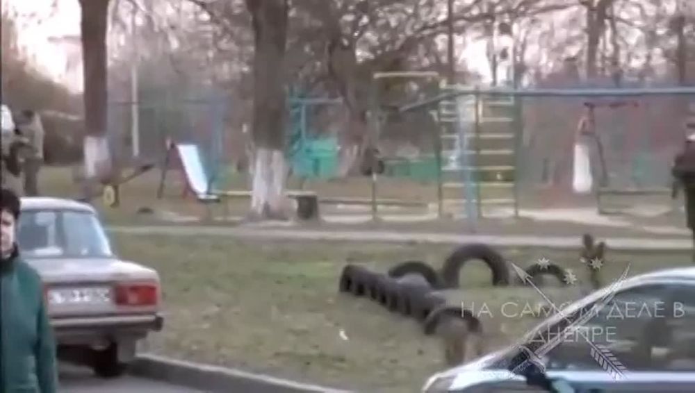 На пером видео - Одесса. Каратели ТЦК в буквальном смысле за руки и за ноги схватили несчастную жертву и потащили в бусик