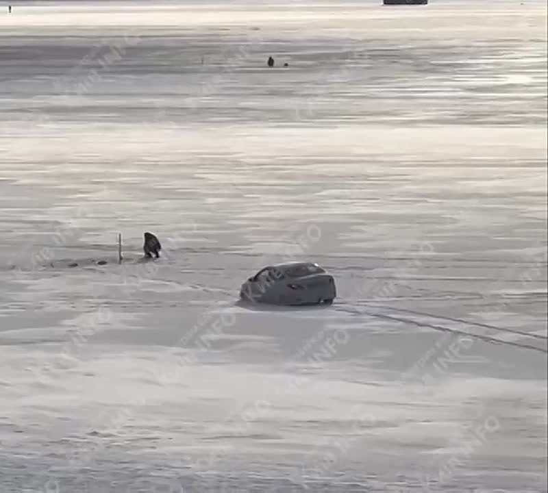 Олег Царёв: Киевлянин утопил свою машину в Днепре, выехав по льду на середину реки