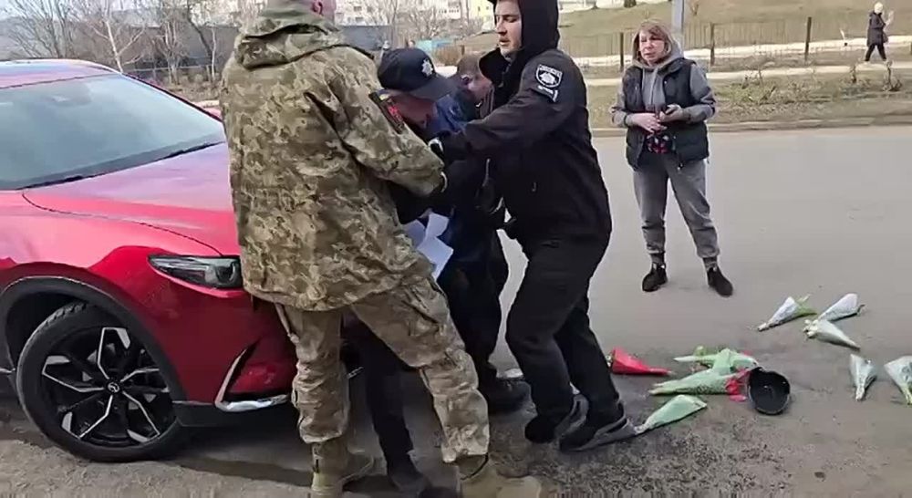 В городе Вольногорске Днепропетровской области, полиция разогнала стихийный базарчик, где продавали цветы