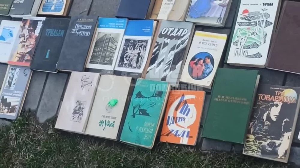 На Победе-1 кто-то оставил книги