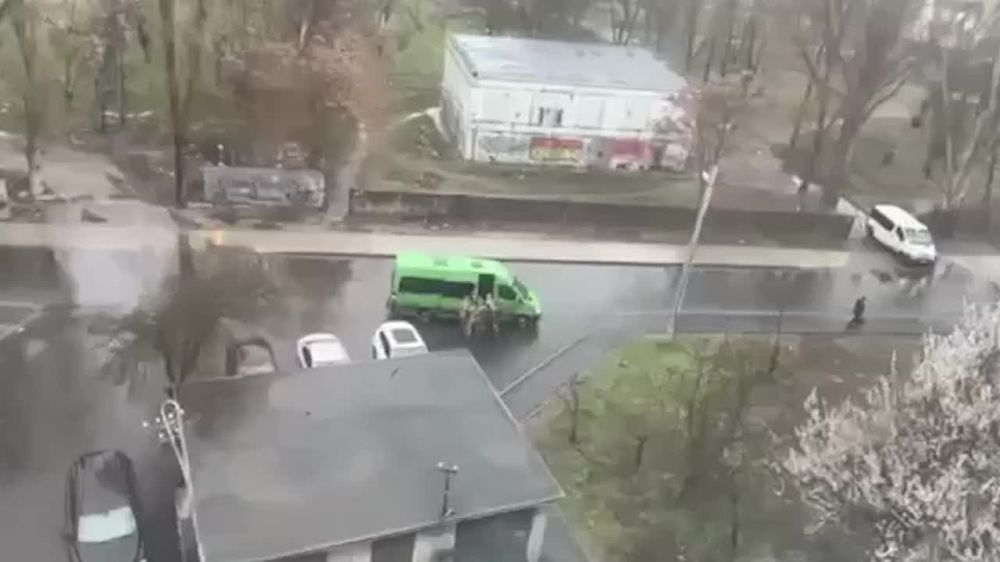 Кулаками по голове и почкам: так военкомы в Днепропетровске «упаковали» очередного украинца в микроавтобус, передаёт украинское издание «Страна»