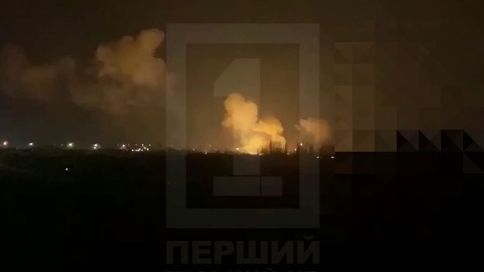 Российская армия ночью нанесла удары по арсеналам и военному предприятию в Киеве