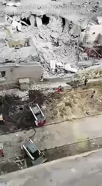 Разбор завалов гостиницы в Кривом Роге, в которую прилетел "Искандер"