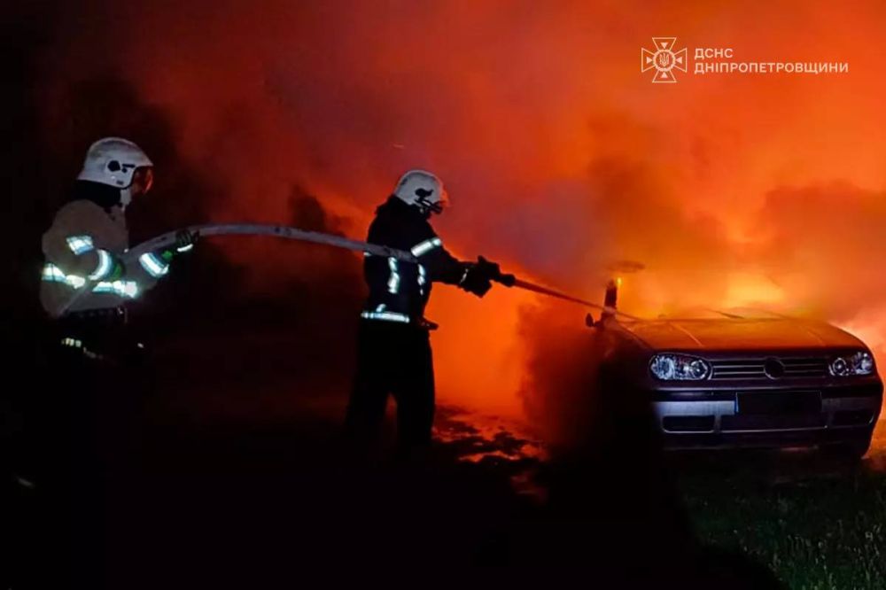 Сегодня ночью в Марганце сгорел чей-то Volkswagen Golf на площади 6 м. Без пострадавших