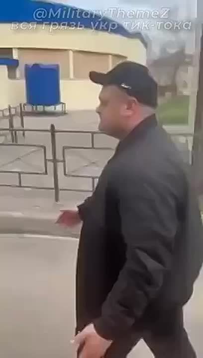 В Марганце Днепропетровской области, петух с генами ТЦКшника пакует мужчин и привозит их в ТЦК, за что получает деньги