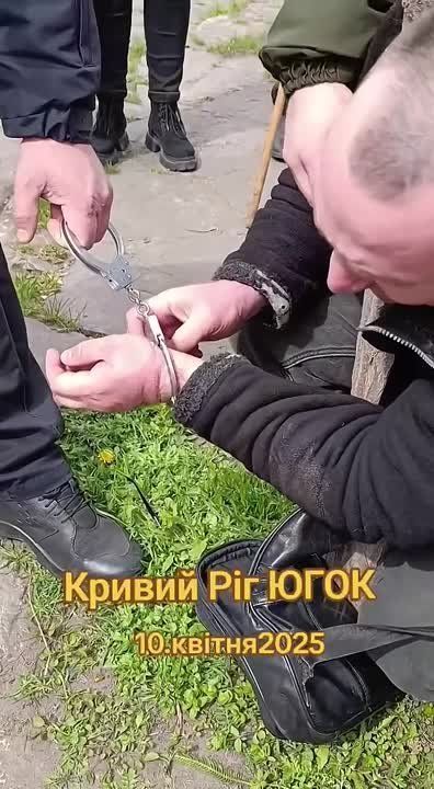 В Кривом Роге у ТЦКашников и полицаев женщина отбила прохожего, устроив настоящий ор. На шум сбежались люди, они объединились и начали вытаскивать мужчина из лап душегубов