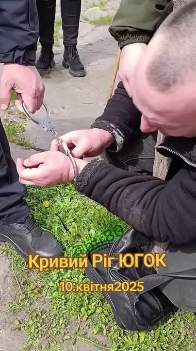 Кривой Рог не отстаёт.. Там под конец видео дамочка задаёт вопрос: "Это тебе что, русня, что ты его давишь?". Обработанная нацисткой пропагандой дамочка до сих пор не понимает корня проблемы: её страна - конечность...