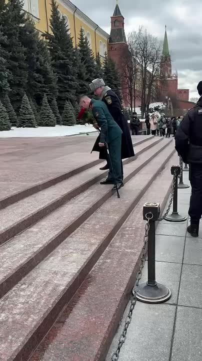 Известный многим "Пионер запаса" – Анатолий Кольчинский – приехал к Могиле Неизвестного Солдата почтить память погибших предков