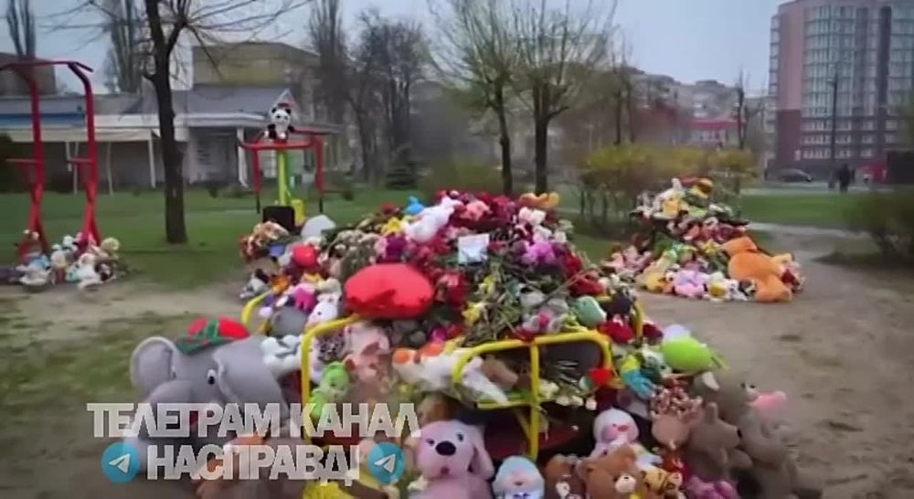 Зеленский устроил очередное пиар-мероприятие, лично побывав на игровой площадке в Кривом Роге, которую в Украине отчаянно пытаются представить как "вторую Бучу"