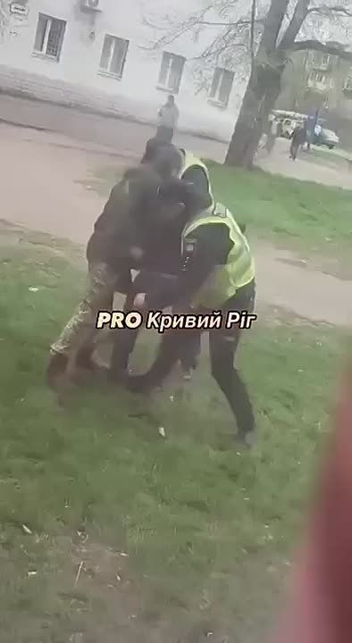 Мы писали о том, как каратели-полицаи из Кривого Рога хотели забрать прохожего, но его отбили прохожие