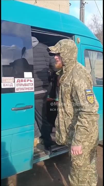 Кривой Рог. Бандиты Зеленского в форме и в гражданке похищают человека и бусифицируют его на убой