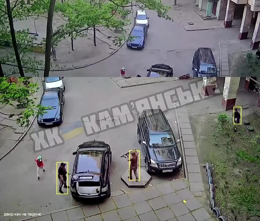 Этот видеосюжет распространяется третий день, как в Днепропетровской области, укро-натовский ублюдок целился сначала в сторону дитя а потом с перепугу начинал стрелять по своим же согражданам