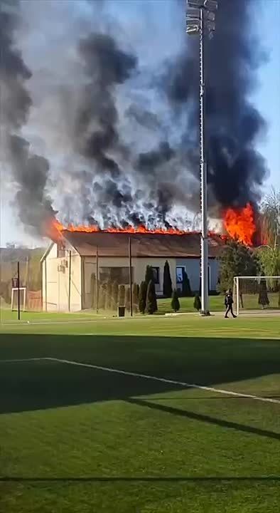 В Кривом Роге горела база футбольного клуба "Кривбасс", сообщают местные паблики