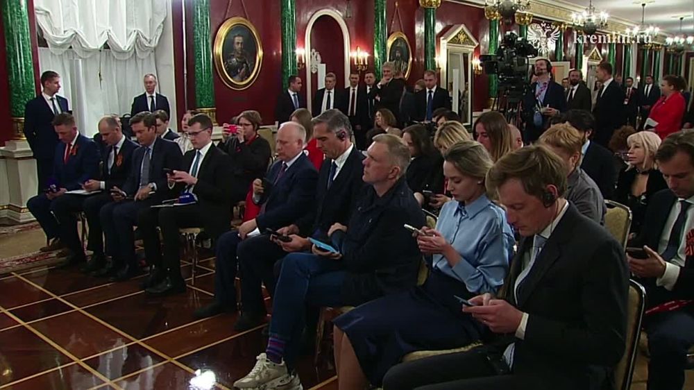 Владимир Путин выступает с заявлением для представителей СМИ