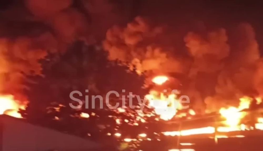 В Синельниково на предприятии масштабный пожар после атаки дронов, сообщает ОВА