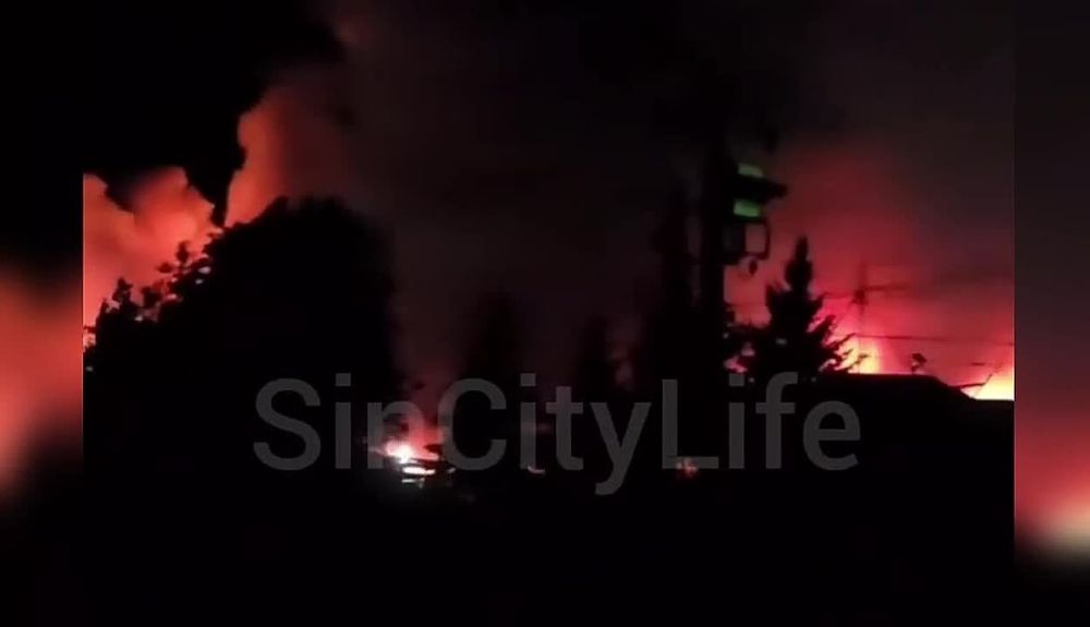 В Синельниково масштабный пожар на предприятии после атаки дронов, сообщает местная администрация