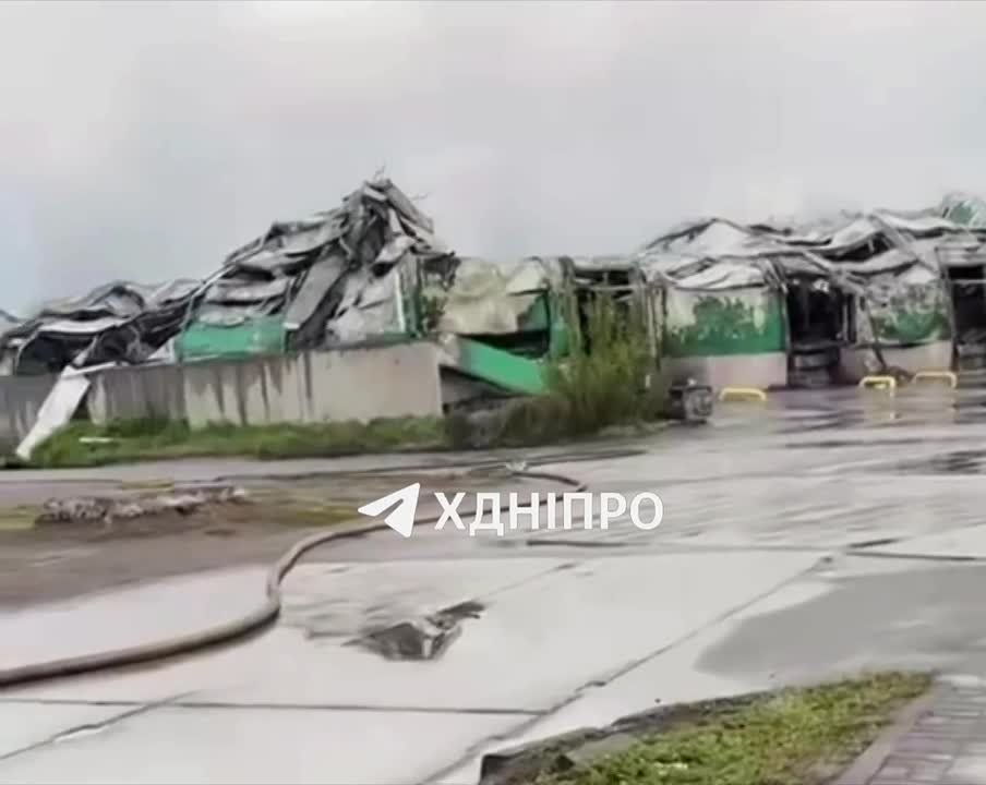 Как пишут местные паблики пожарные продолжают ликвидацию пожара, возникшего на предприятии в Синельниковском районе Днепропетровской области из-за атаки дроном