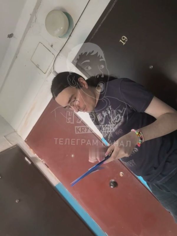 В Кривом Роге недоразумение с накрашенными ногтями разносит повестки по квартирам