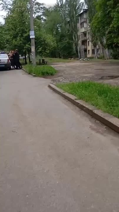 В Кривом Роге полицаи передумали паковать мужчину, когда появилась женщина с телефоном